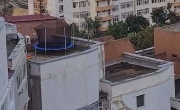 O trambulină pentru copii, instalată pe acoperișul unei clădiri cu 17 etaje, a fost demontată după sosirea poliției. Persoanele care încalcă măsurile de securitate vor fi pedepsite
