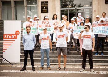 Молодые люди из организации START провели флешмоб перед зданием правительства против повышения платы за обучение и ожидаемого роста цен на проживание в студенческих общежитиях | VIDEO