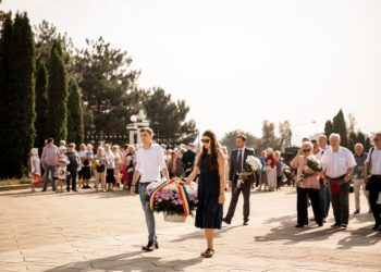 «Все герои, как известные, так и неизвестные, заслуживают вечной памяти». Сотни людей возложили цветы к Вечному огню, среди них представители партий «Шор», ПКРМ, ПСРМ | VIDEO