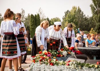 „Am plecat la război cu tata, ambii ne-am întors răniți”. Istorii cutremurătoare și cuvinte de mulțumire au răsunat la complexul „Capul de Pod Şerpeni” în cadrul evenimentului dedicate eroilor căzuți în luptă | VIDEO