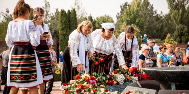 „Am plecat la război cu tata, ambii ne-am întors răniți”. Istorii cutremurătoare și cuvinte de mulțumire au răsunat la complexul „Capul de Pod Şerpeni” în cadrul evenimentului dedicate eroilor căzuți în luptă | VIDEO