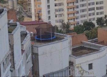 Детский батут, установленный на крыше 17-этажного дома, был демонтирован после приезда полиции. Лица, нарушившие меры безопасности, понесут наказание | VIDEO