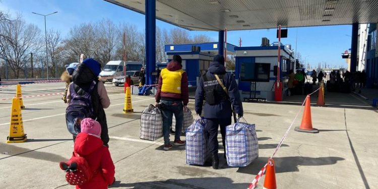 Refugiații ucraineni vor primi carduri pentru produse alimentare şi de igienă