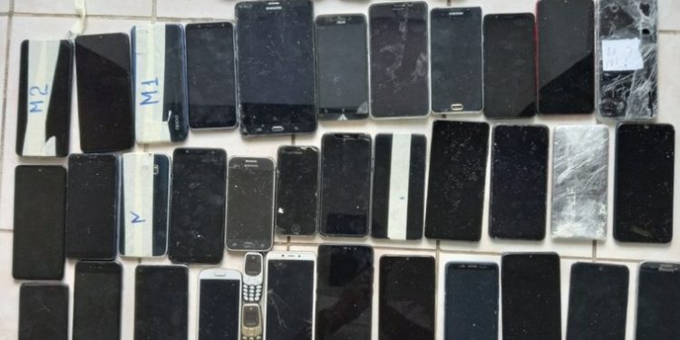 Circa 40 de telefoane mobile și 7 modemuri Wi-Fi, găsite de angajații Penitenciarului din Rezina. Bunurile erau destinate unui pușcăriaș