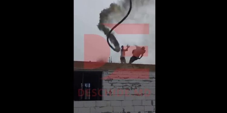 Momentul în care un bărbat este aruncat de pe o construcție de furtunul unei betoniere, la Orhei