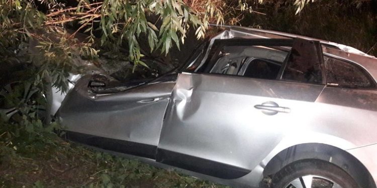 Accident rutier, la Hîncești. O tânără de 20 de ani a decedat după ce s-a tamponat cu automobilul într-un copac