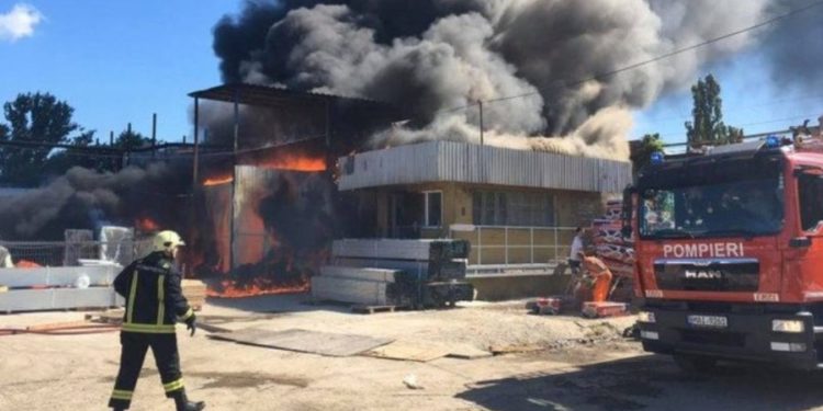 Au luptat toată noaptea cu incendiul izbucnit la un depozit de brichete. Patru autospeciale, un tren al CFM, implicate