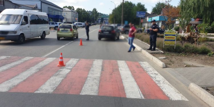 Un bărbat a ajuns la spital după ce a fost lovit de o mașină pe o trecere de pietoni din Căușeni