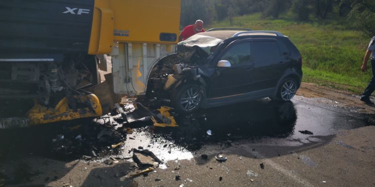 Accident în raionul Căuşeni. Un tânăr a pierdut controlul volanului şi a intrat frontal într-un autocamion