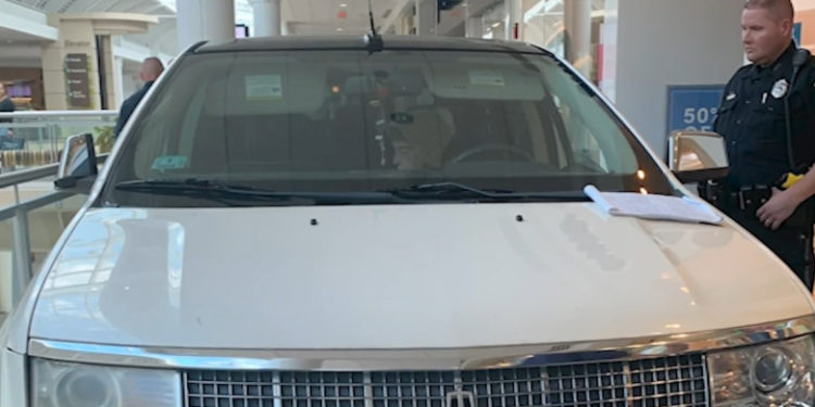 O femeie a intrat cu mașina într-un mall din SUA și a mers zeci de metri