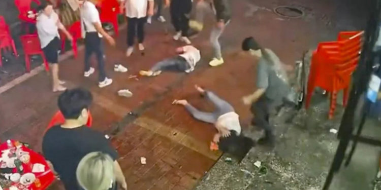 28 de persoane au fost inculpate după un atac violent asupra unor femei care luau masa într-un restaurant din China