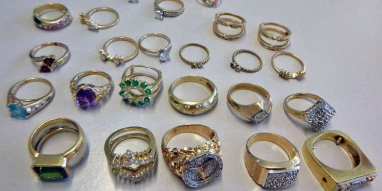 Un pensionar a găsit bijuterii de aur și 100.000 de euro într-un sac de gunoi. Poliția i-a spus că poate păstra comoara