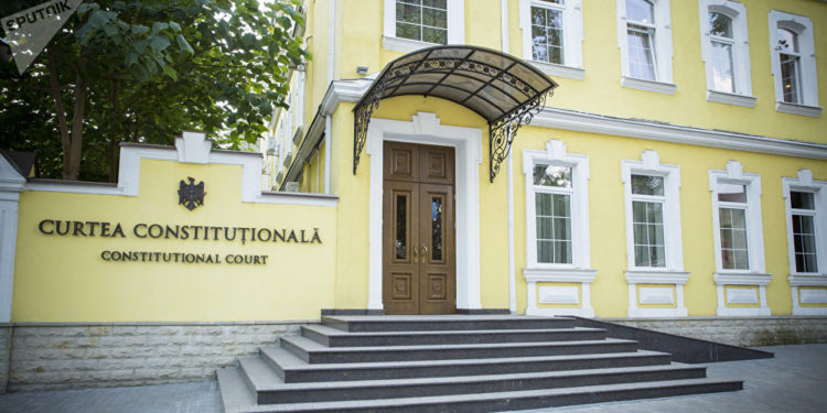 La aproape 4 luni de la interzicerea panglicii Sf. Gheorghe, Curtea Constituțională a solicitat opinia Comisiei de la Veneția