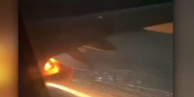 Panică într-un avion, după ce un motor a explodat și a luat foc. La bord erau 120 de oameni