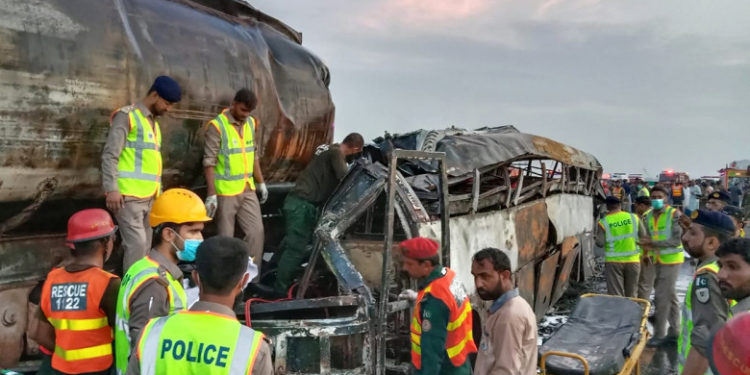 Accident îngrozitor în Pakistan. Pasageri arși de vii după ce un autobuz s-a ciocnit cu o cisternă