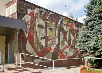 В Кишиневе начали устанавливать мозаику, снятую с бывшего Дворца профсоюза |