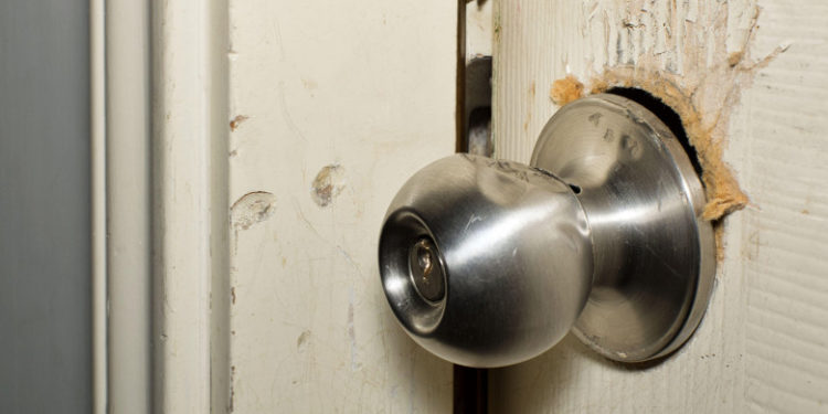 O femeie de 54 de ani a rămas 3 zile blocată în baie. De teamă că nu va fi găsită la timp, și-a scris testamentul pe pereți