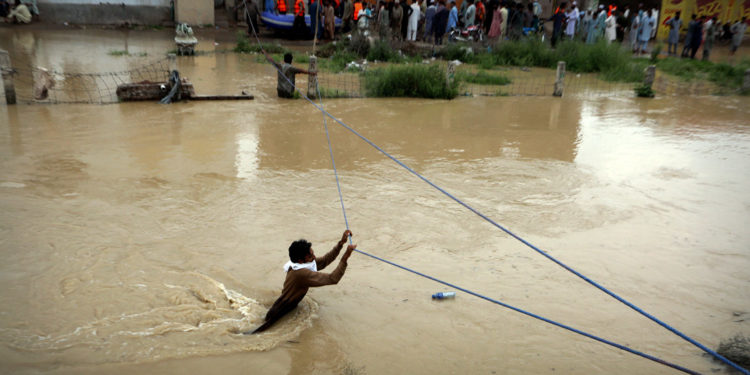 Число погибших в результате наводнений в Пакистане превысило 1,1 тыс. человек