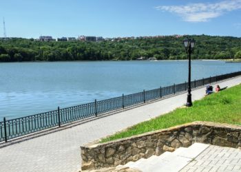 „S-a desprins de mâna mamei și a sărit în lac”. Cum a fost salvat un copil de patru ani de la înec | VIDEO