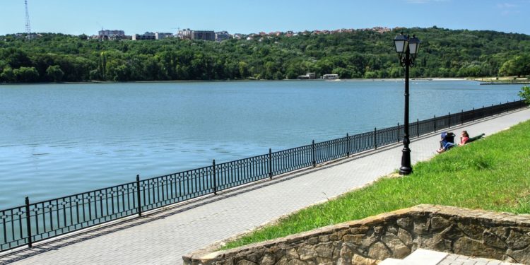 „S-a desprins de mâna mamei și a sărit în lac”. Cum a fost salvat un copil de patru ani de la înec | VIDEO