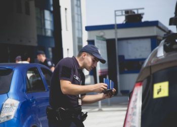 Două permise de conducere falsificate, ridicate la trecerea frontierei