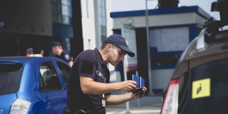 Două permise de conducere falsificate, ridicate la trecerea frontierei