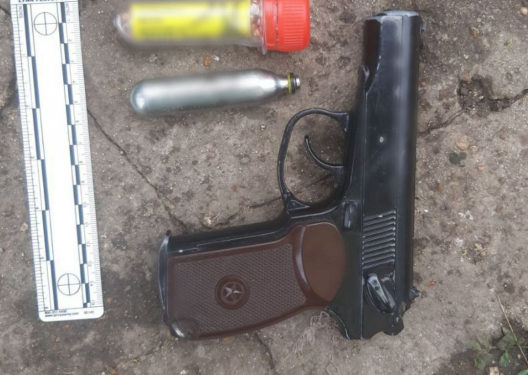 Polițiștii din Ocnița au depistat arme deținute ilegal la domiciliul unui bărbat din Rujnița