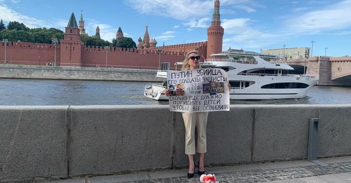 Марину Овсянникову отправили под домашний арест по делу о «фейках» про армию