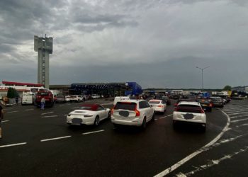 Trafic intens în mai multe puncte de trecere a frontierei. S-au creat aglomerații atât la intrarea cât și la ieșirea din țară | VIDEO