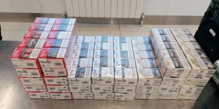 Aeroportul Chișinău: țigări și o armă pneumatică, depistate în valize