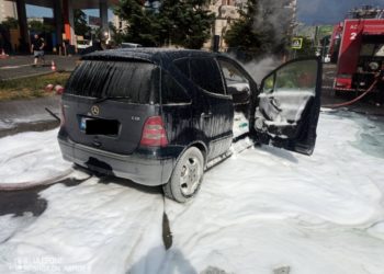 O mașină a luat foc lângă o stație PECO din capitală | FOTO
