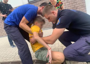 Pompierii au salvat un băiețel de 11 ani, rămas cu piciorul blocat în grila de fontă a canalului de scurgere | VIDEO