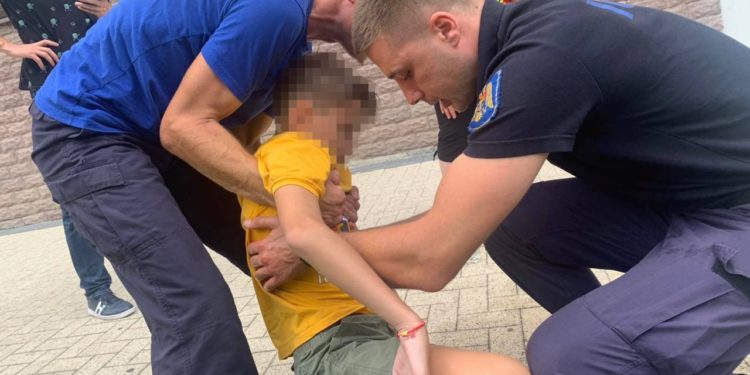 Pompierii au salvat un băiețel de 11 ani, rămas cu piciorul blocat în grila de fontă a canalului de scurgere | VIDEO
