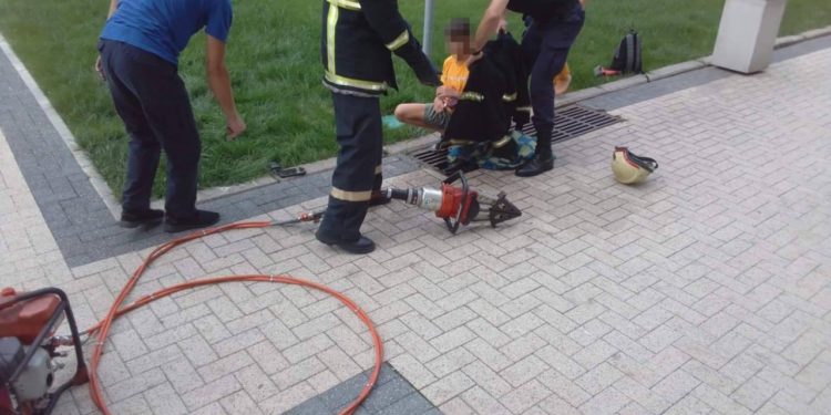 Pompierii au salvat un băiețel de 11 ani, rămas cu piciorul blocat în grila de fontă a canalului de scurgere | VIDEO