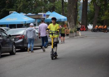 Restricții pentru trotinetele electrice: viteză nu mai mare de 10-15 km/h și persoane nu mai grele de 120 kg