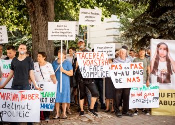 „Nu fiți muți, orbi și surzi la abuzurile guvernării PAS”. Membrii și simpatizanții Partidului „ȘOR” și PCRM au protestat în fața Ambasadei SUA | VIDEO