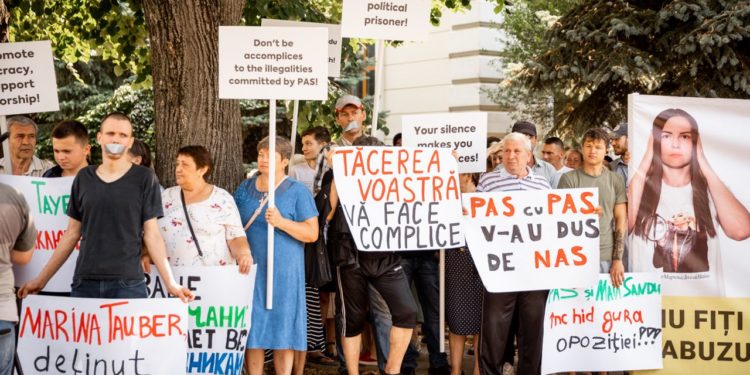 „Nu fiți muți, orbi și surzi la abuzurile guvernării PAS”. Membrii și simpatizanții Partidului „ȘOR” și PCRM au protestat în fața Ambasadei SUA | VIDEO