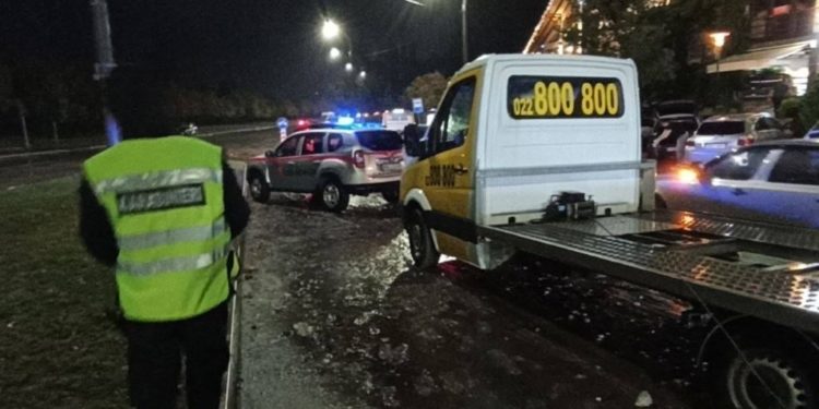 Zeci de echipaje ale MAI tractează mașini, pompează apa, sting incendii și ajută persoanele blocate