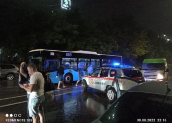 Mașini, ambulanțe și autocare blocate, drumuri transformate în râuri și copaci doborâți. Salvatorii și serviciile municipale continuă lichidarea consecințelor intemperiilor din 30 august | VIDEO