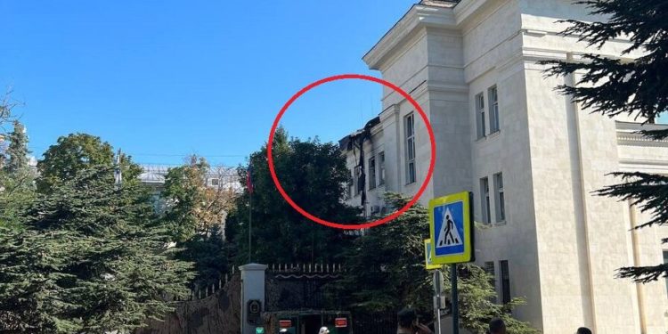 В крышу штаба Черноморского флота в Севастополе влетел беспилотник | VIDEO