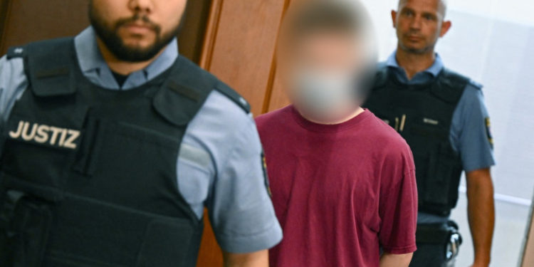 În Germania a început procesul unui neonazist care ar fi pregătit atentate cu bombă și arme de foc pentru a „conserva populația albă”