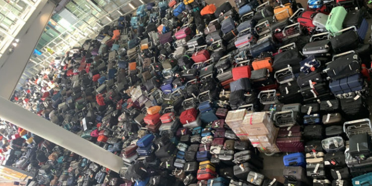 Haosul de pe aeroporturi se va prelungi. Aeroportul Heathrow extinde până în 29 octombrie limita de 100.000 de plecări pe zi