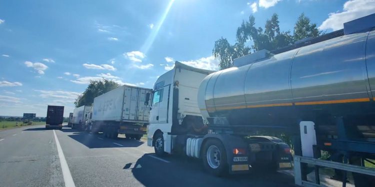 Таможенники сообщили об очередях грузовиков на молдавско-румынской границе