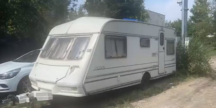 Un bărbat reținut de polițiști după ce a furat o rulotă. Ar fi vândut bunul cu 300 de euro