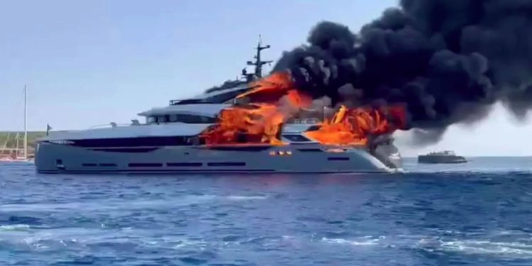 Un iaht de $23 mln a fost făcut scrum în timpul unei petreceri în Marea Mediterană