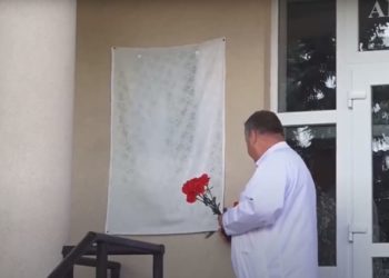 „Vor rămâne mereu vii în memoria colegilor și a celor dragi”. Două plăci comemorative, inaugurate la Spitalul raional Orhei în memoria a doi medici răpiți de COVID -19 | VIDEO