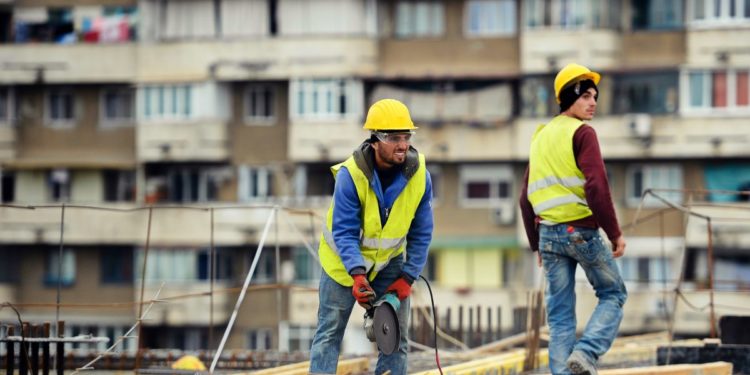 Reprezentanta unei companii de construcții, reținută de CNA pentru trafic de influență. Aceasta ar fi colectat, suplimentar, bani de la investitori pentru a corupe membrii unei comisii specializate