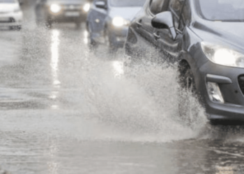 Ploaia a făcut prăpăd în capitală luni-după-amiaza: Străzi inundate, crengi doborâte și circulație îngreunată | VIDEO