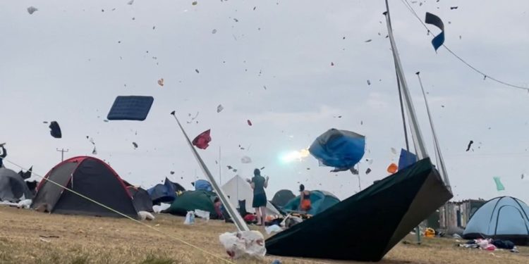 O tornadă a devastat totul în calea ei la un festival în Marea Britanie. Oamenii spun că gardurile și corturile au fost luate pe sus