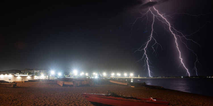 O familie întreagă a fost lovită de fulger pe o plajă din Italia